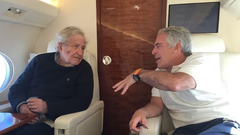 El filósofo de izquierda Noam Chomsky junto a Jeffrey Epstein en su avión privado.