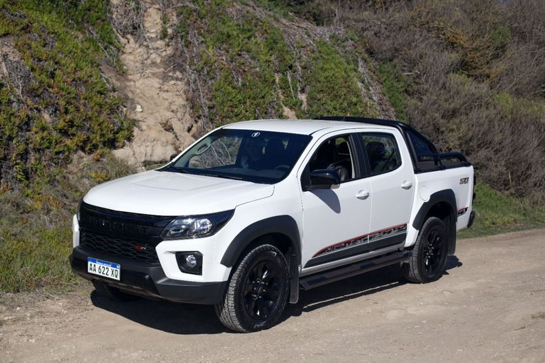 En el lateral de la nueva Chevrolet S10 Z71 se destacan los “pasa ruedas” de color negro del tipo flotantes que enmarcan las llantas de aluminio de 18”.