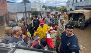 La Armada Argentina y otras fuerzas colaboran con las tareas de evacuación. La Armada Argentina y otras fuerzas colaboran con las tareas de evacuación.