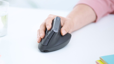 Adaptable tanto para diestros como para zurdos, el mouse ergonómico garantiza comodidad.