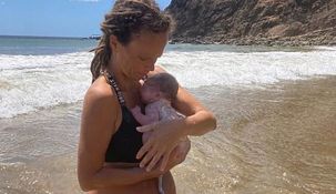 Una mujer dio a luz en el mar y se volvió viral.