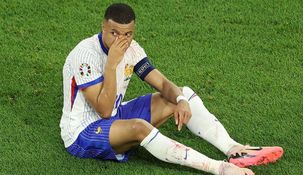 Mbappé sufrió la fractura del tabique contra Austria. Mbappé sufrió la fractura del tabique contra Austria.