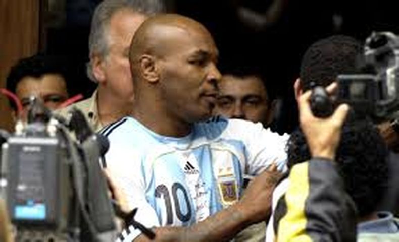 Mike Tyson apuntó contra Canelo tras su amenaza a Messi.&nbsp;