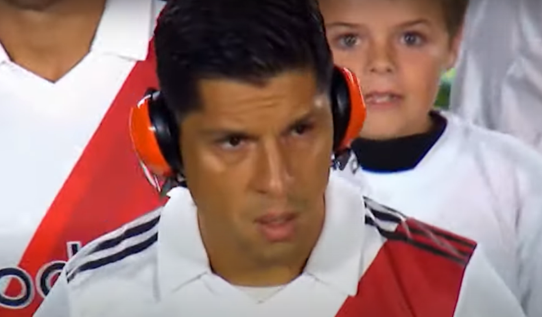 El futbolista ingresó con auriculares en River vs Unión de Santa Fe.