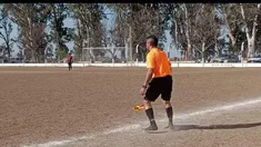 El juez de línea Arrieta tras ceder sus botines a un jugador que los necesitaba El juez de línea Arrieta tras ceder sus botines a un jugador que los necesitaba