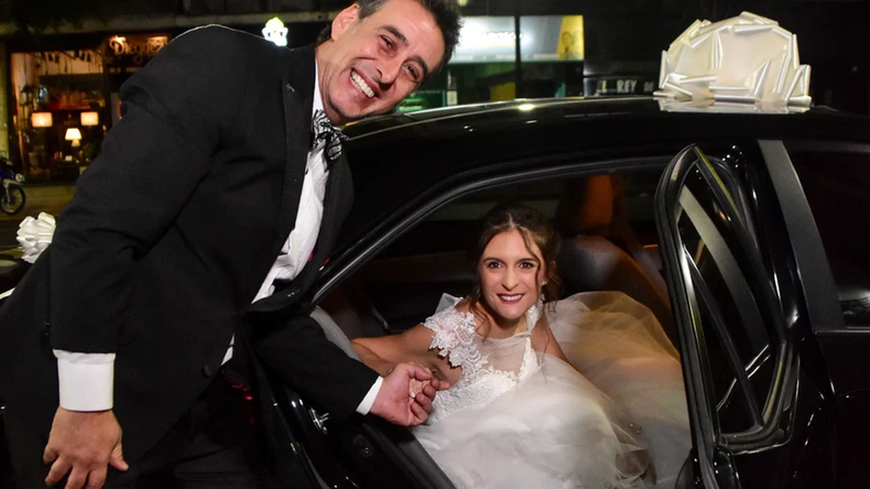 Rodrigo Vagoneta se casó y costeó la fiesta con canjes.