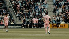 Lionel Messi mira de lejos el festejo de los jugadores de Minnesota United. Lionel Messi mira de lejos el festejo de los jugadores de Minnesota United.