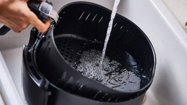 Limpiar la air fryer ayuda a prolongar su vida útil. 