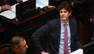 Voy a votar en contra, confirmó Lousteau, quien presentó su dictamen de minoría.