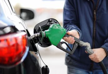 El aumento de los impuestos a los combustibles previsto para septiembre se aplicará el octubre.