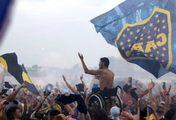 Los hinchas de Boca y un multitudinario banderazo en Brasil.