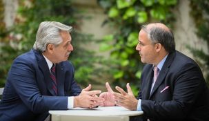 El jefe de Estado con uno de los representantes de la empresa.