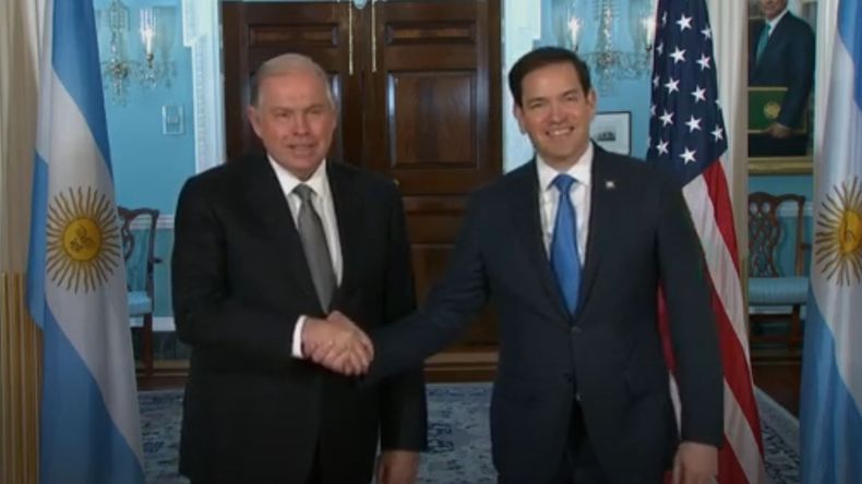 Gerardo Werthein saluda a Marco Rubio tras la reunión bilateral que mantuvieron en el Departamento de Estado.&nbsp;