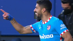 Luis Suárez marcó un golazo desde 40 metros. Luis Suárez marcó un golazo desde 40 metros.
