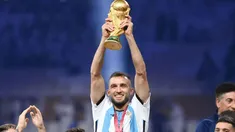 German Pezzella con la copa del mundo en Qatar 2022. German Pezzella con la copa del mundo en Qatar 2022.