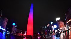 El Obelisco con los colores azul y rojo en homenaje a Favaloro.