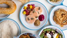 El espíritu cálido de la cocina casera armoniza con la estética moderna de una rotisería de autor. El espíritu cálido de la cocina casera armoniza con la estética moderna de una rotisería de autor.