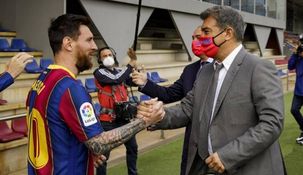 Viejos tiempos: la Pulga junto al presidente del club catalán.