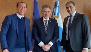 El presidente de YPF, Pablo González, y el CEO de la compañía, Pablo Iuliano, con el gobernador de Neuquén, Omar Gutiérrez.
