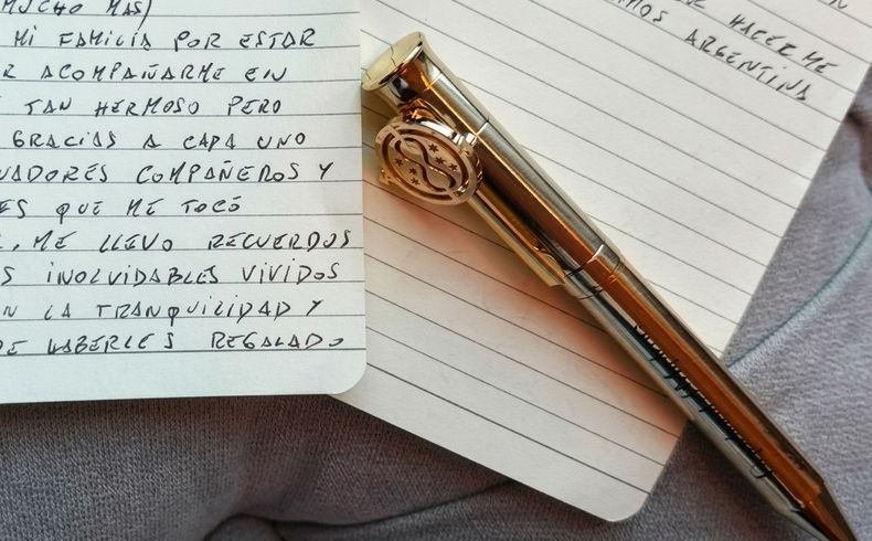 La lapicera que usó Lionel Messi para escribir su carta de despedida.