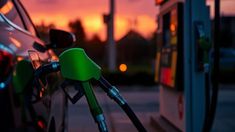 La graciosa situación de las jóvenes que intentaron cargar combustible La graciosa situación de las jóvenes que intentaron cargar combustible