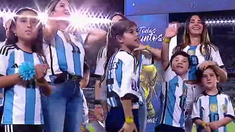 Las mujeres, esposas, novias e hijos emocionaron a los fanáticos de la Scaloneta al entrar a la cancha. Las mujeres, esposas, novias e hijos emocionaron a los fanáticos de la Scaloneta al entrar a la cancha.