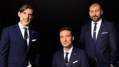 Scaloni, Ayala y Samuel con los trajes de gala que se usarán durante el Mundial de Qatar 2022. Scaloni, Ayala y Samuel con los trajes de gala que se usarán durante el Mundial de Qatar 2022.