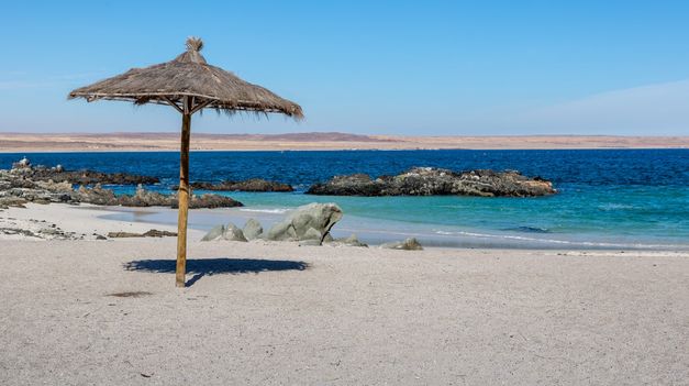 La zona ofrece además un espectáculo visual único donde el desierto más árido del mundo se encuentra con el mar.