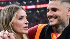 El rosarino fue ovacionado y terminó festejando en el campo de juego con la actriz y sus hijos. El rosarino fue ovacionado y terminó festejando en el campo de juego con la actriz y sus hijos.
