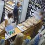 Las cámaras de la panadería registraron el momento en el que el hombre se acercó a la menor. Las cámaras de la panadería registraron el momento en el que el hombre se acercó a la menor.