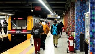 Caseros, es la estación de subte más cercana a la cancha de Huracán.&nbsp;