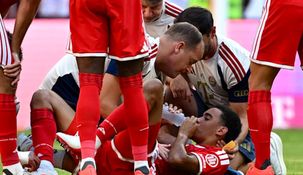 Después de ser atendido por los médicos en el campo de juego, Musiala salió caminando por sus propios medios.