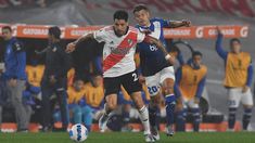 Enzo Pérez se lleva la pelota ante Walter Bou. Enzo Pérez se lleva la pelota ante Walter Bou.