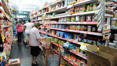 En los últimos 12 meses la canasta básica total subió un 290,7%, según el Indec. En los últimos 12 meses la canasta básica total subió un 290,7%, según el Indec.