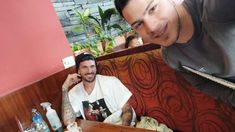 De Paul, sonriente, accedió a sacarse fotos con las personas que se lo pidieron. De Paul, sonriente, accedió a sacarse fotos con las personas que se lo pidieron.