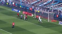 Racing casi marca contra Independiente en el inicio del partido. Racing casi marca contra Independiente en el inicio del partido.
