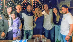 Messi en la comida junto a su familia y los actores Adrian Suar, Griselda Siciliani y Gustavo Bermudez.