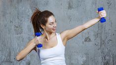 Hacer ejercicio ayuda a bajar de peso y aumentar la fuerza muscular. Hacer ejercicio ayuda a bajar de peso y aumentar la fuerza muscular.