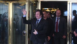 Javier Milei saliendo del Hotel Libertador.