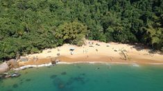 La zona de Ubatuba cuenta con alrededor de 100 playas, muchas de ellas accesibles solo a través de senderos estrechos. La zona de Ubatuba cuenta con alrededor de 100 playas, muchas de ellas accesibles solo a través de senderos estrechos.