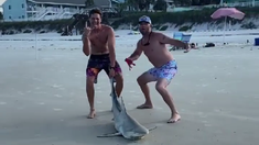 Los dos hombres fueron filmados en Florida, donde la pesca de tiburones es legal. Los dos hombres fueron filmados en Florida, donde la pesca de tiburones es legal.