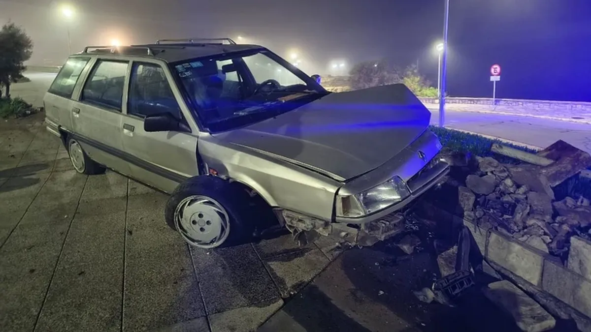 Mar del Plata: tomó el auto de un amigo sin permiso y terminó incrustado contra un paredón