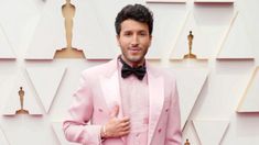 Sebastián Yatra eligió un traje color rosa que marca tendencia: adiós al smoking blanco y negro Sebastián Yatra eligió un traje color rosa que marca tendencia: adiós al smoking blanco y negro