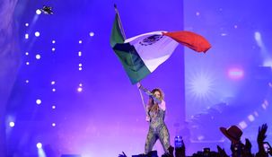 La colombiana de 49 años flamea la bandera de México tras su histórico recital. La colombiana de 49 años flamea la bandera de México tras su histórico recital.