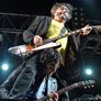 Gabriel Carámbula llevando en andas a Fito Páez.