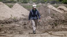 Silvina Turner, recorriendo las excavaciones en el terreno del excentro de detención La Perla, Silvina Turner, recorriendo las excavaciones en el terreno del excentro de detención La Perla,