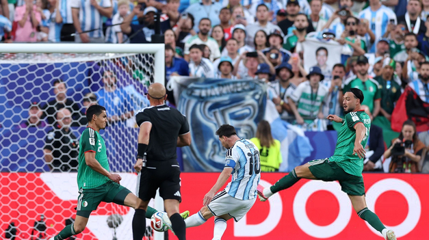 Messi, a punto de sacar el zurdazo.