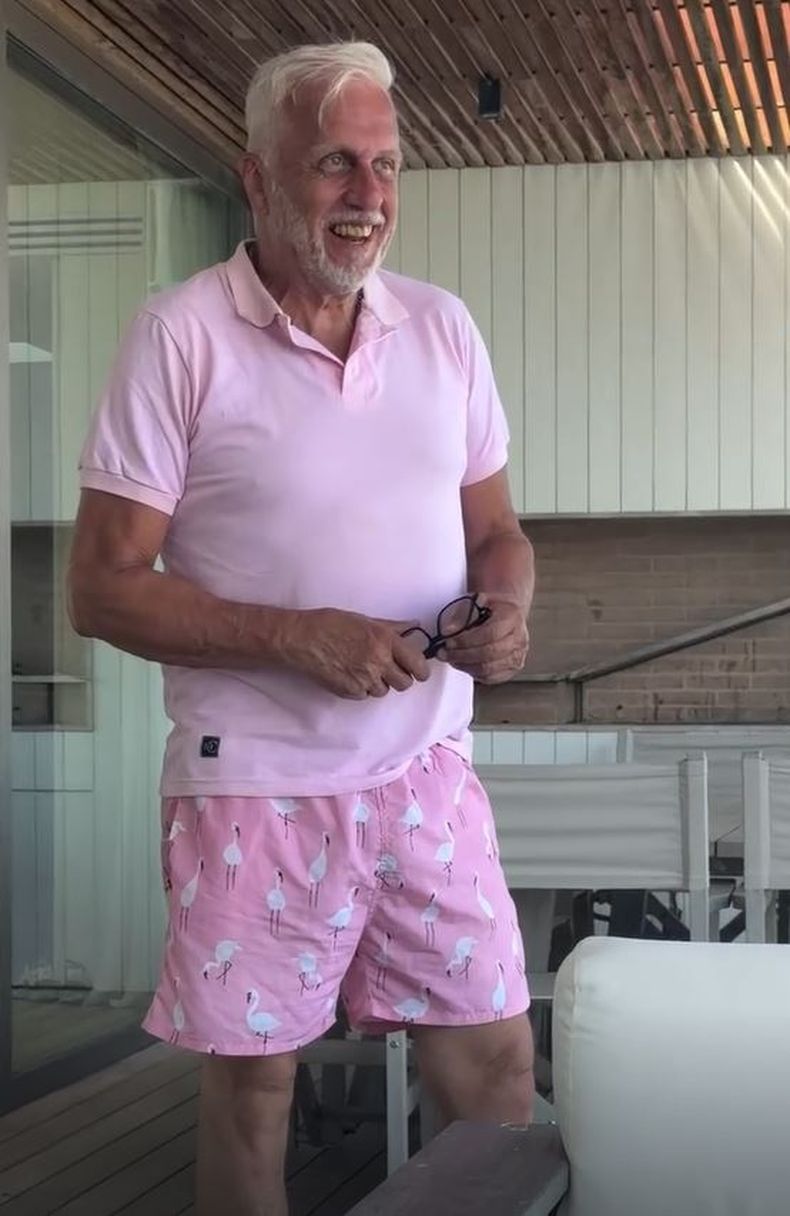 Andrés Nara se vistió de rosa para recibir a sus nietas