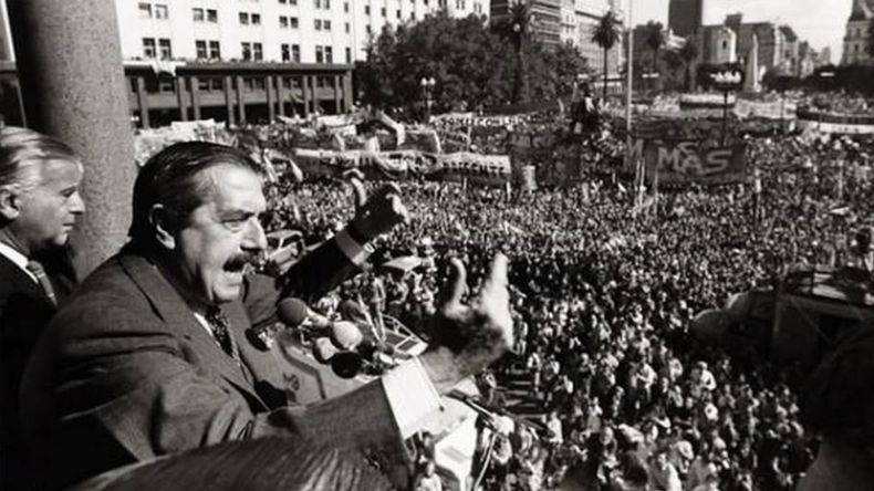 Raúl Alfonsín el 30 de octubre de 1983 en la Plaza de Mayo.