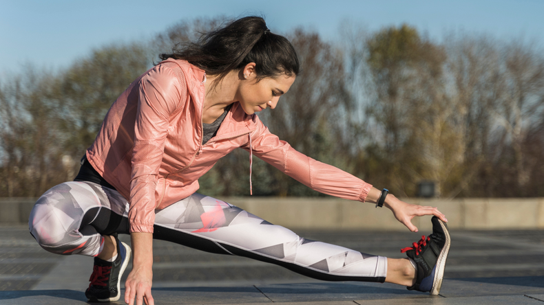 Las zancadas posteriores son un un movimiento efectivo para aumentar la masa muscular de las piernas sin necesidad de máquinas.